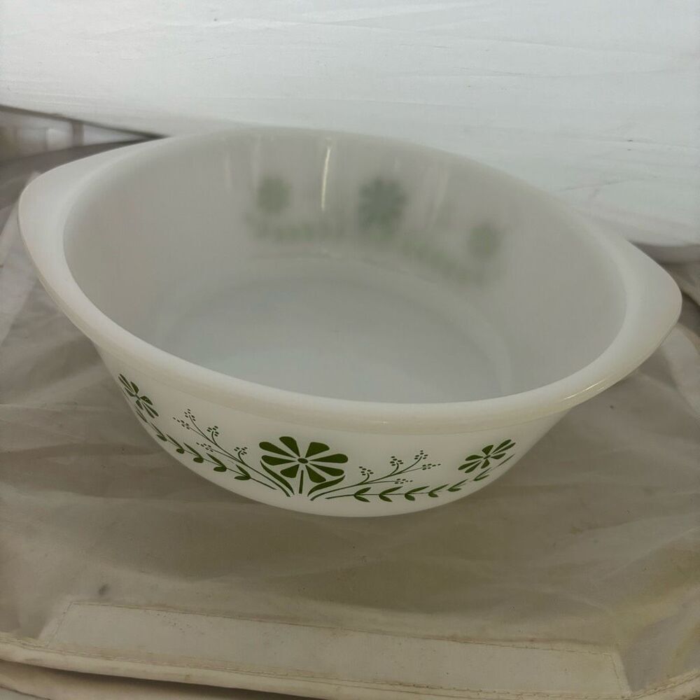 Glasbake Green Daisy J-2600 Milk Glass 1 1/2 QT Casserole Dish 1970’s
